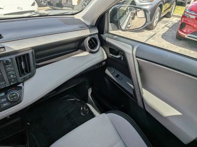 2017 Toyota RAV4 — photo 17 view