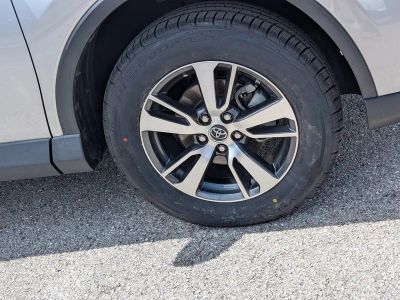 2017 Toyota RAV4 — photo 11 view