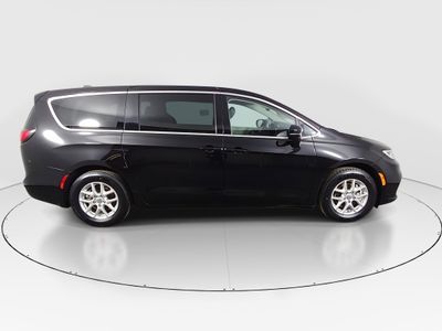 2024 Chrysler Pacifica — photo 8 view
