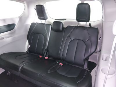 2024 Chrysler Pacifica — photo 17 view