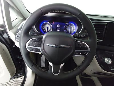 2024 Chrysler Pacifica — photo 12 view