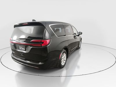 2024 Chrysler Pacifica — photo 7 view