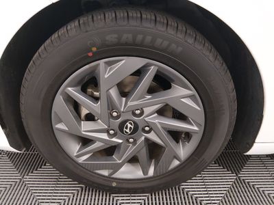 2024 Hyundai Elantra — photo 10 view