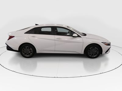 2024 Hyundai Elantra — photo 8 view
