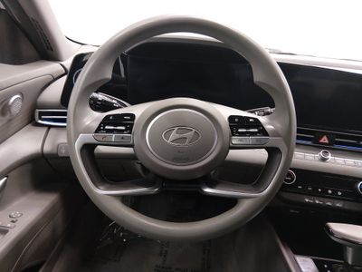 2024 Hyundai Elantra — photo 12 view