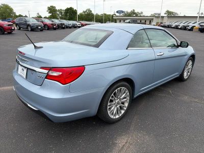 2013 Chrysler 200 — detail view