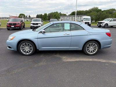 2013 Chrysler 200 — side profile view