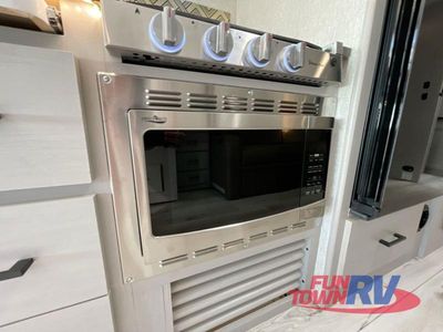 2025 Coachmen RV Freelander - Photo 11