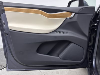 2020 Tesla Model X - Photo 8