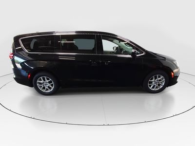 2023 Chrysler Voyager — photo 8 view