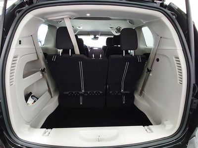 2023 Chrysler Voyager — photo 11 view