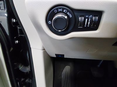 2023 Chrysler Voyager — photo 13 view