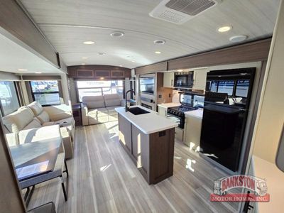 2026 Cougar Half-Ton 33RLI — photo 7 view