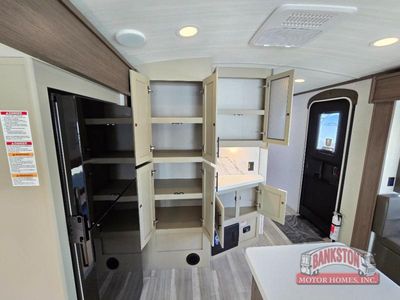 2026 Cougar Half-Ton 33RLI — photo 15 view