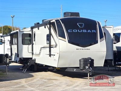 2026 Cougar Half-Ton 33RLI — front three-quarter view