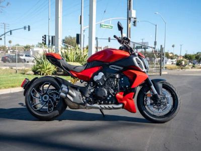 2026 Ducati DIAVEL V4 — front three-quarter view