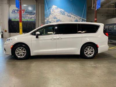 2023 Chrysler Pacifica — side profile view