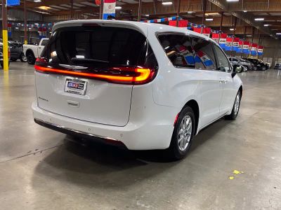 2023 Chrysler Pacifica — detail view
