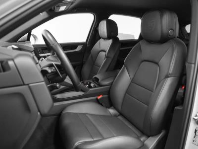 2025 Porsche Cayenne — detail view