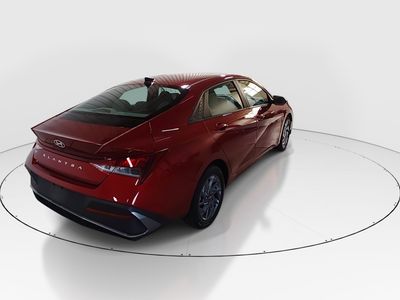 2024 Hyundai Elantra — photo 7 view