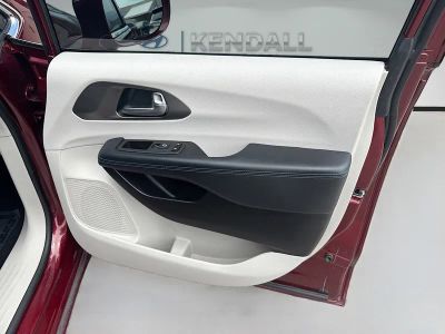 2021 Chrysler Pacifica — photo 30 view