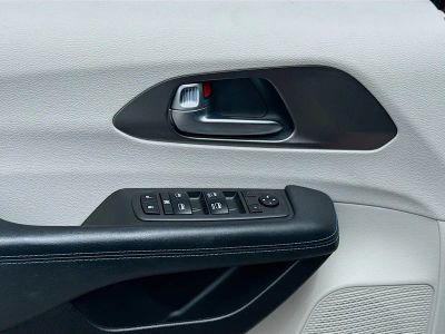2021 Chrysler Pacifica — photo 14 view