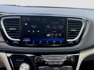 2021 Chrysler Pacifica — photo 10 view