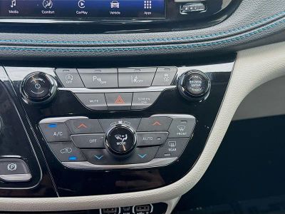 2021 Chrysler Pacifica — photo 12 view