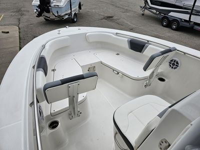 2025 Robalo R200 - Photo 10