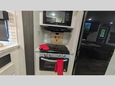 2025 Venture RV Stratus — photo 18 view