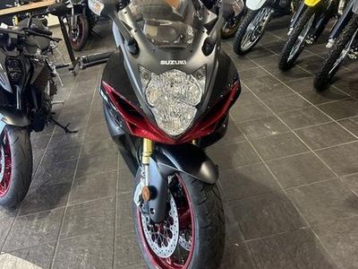 2026 Suzuki GSX-R750 in BLACK — front three-quarter view