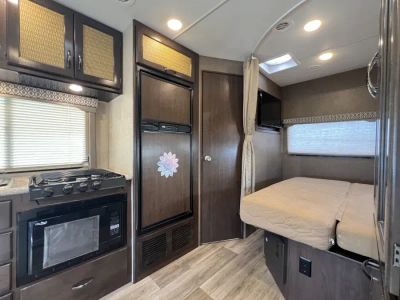 2018 Thor Motor Coach FREEDOM ELITE — photo 7 view