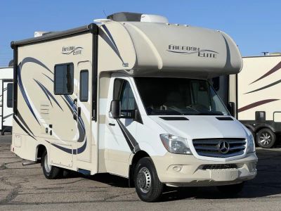 2018 Thor Motor Coach FREEDOM ELITE — front three-quarter view