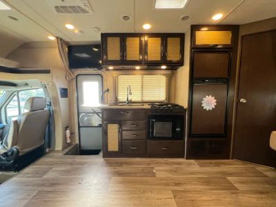 2018 Thor Motor Coach FREEDOM ELITE — engine compartment view