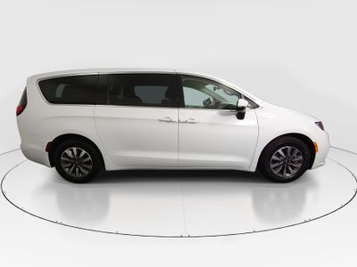 2023 Chrysler Pacifica — photo 8 view