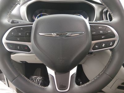 2023 Chrysler Pacifica — photo 12 view