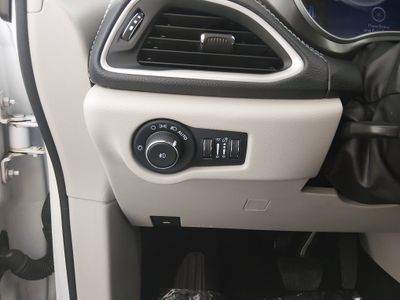 2023 Chrysler Pacifica — photo 13 view