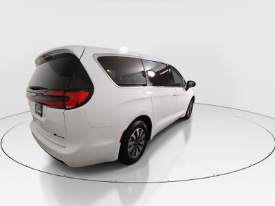 2023 Chrysler Pacifica — photo 7 view