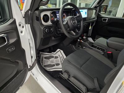 2026 Jeep Wrangler - Photo 14