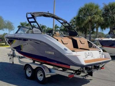 2026 Yamaha Boats 222SE — front three-quarter view