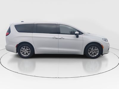 2023 Chrysler Pacifica — photo 8 view