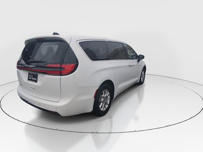 2023 Chrysler Pacifica — photo 7 view