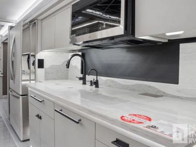 2026 Tiffin Motorhomes Zephyr - Photo 12