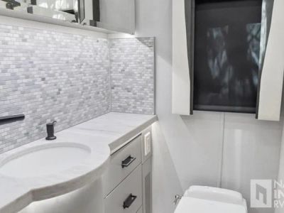 2026 Tiffin Motorhomes Zephyr - Photo 18