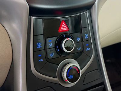 2015 Hyundai Elantra — photo 14 view