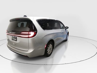 2024 Chrysler Pacifica — photo 7 view