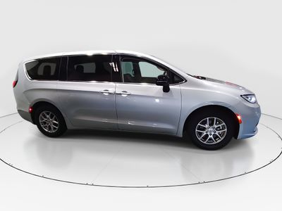 2024 Chrysler Pacifica — photo 8 view