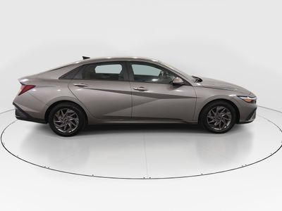 2024 Hyundai Elantra — photo 8 view
