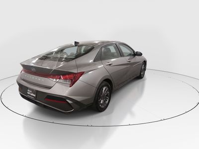 2024 Hyundai Elantra — photo 7 view