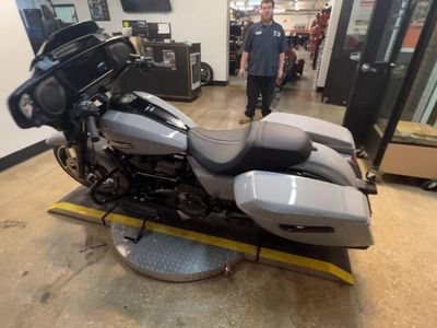 2025 Harley-Davidson FLHX - Street Glide — interior view